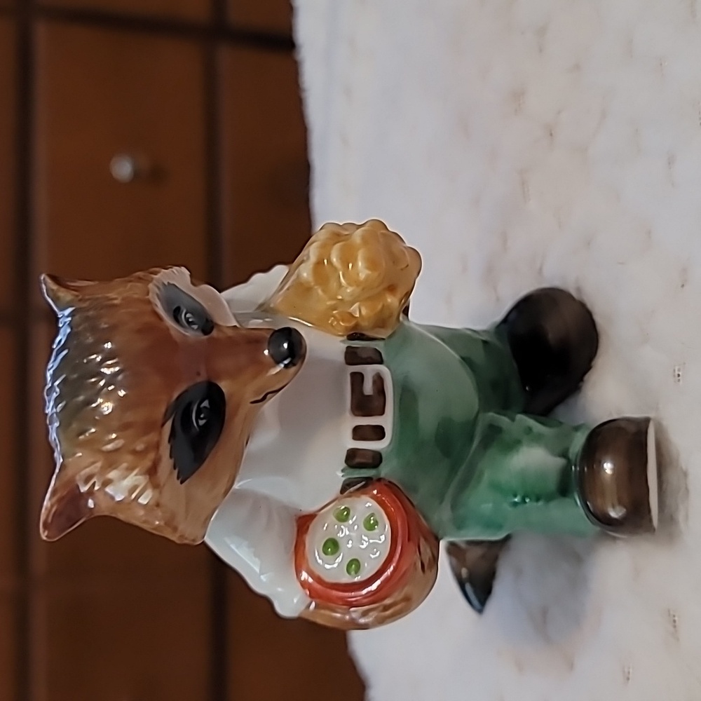 THE RINGTALE RACCOONS Vintage Figurine 1981 Goebel "Gathering Wood"